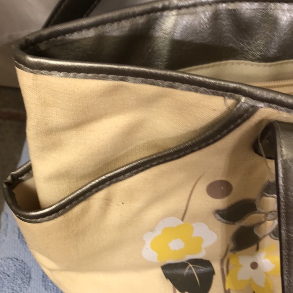 GUC Purse with butterfly accents. - Picture 7 of 8